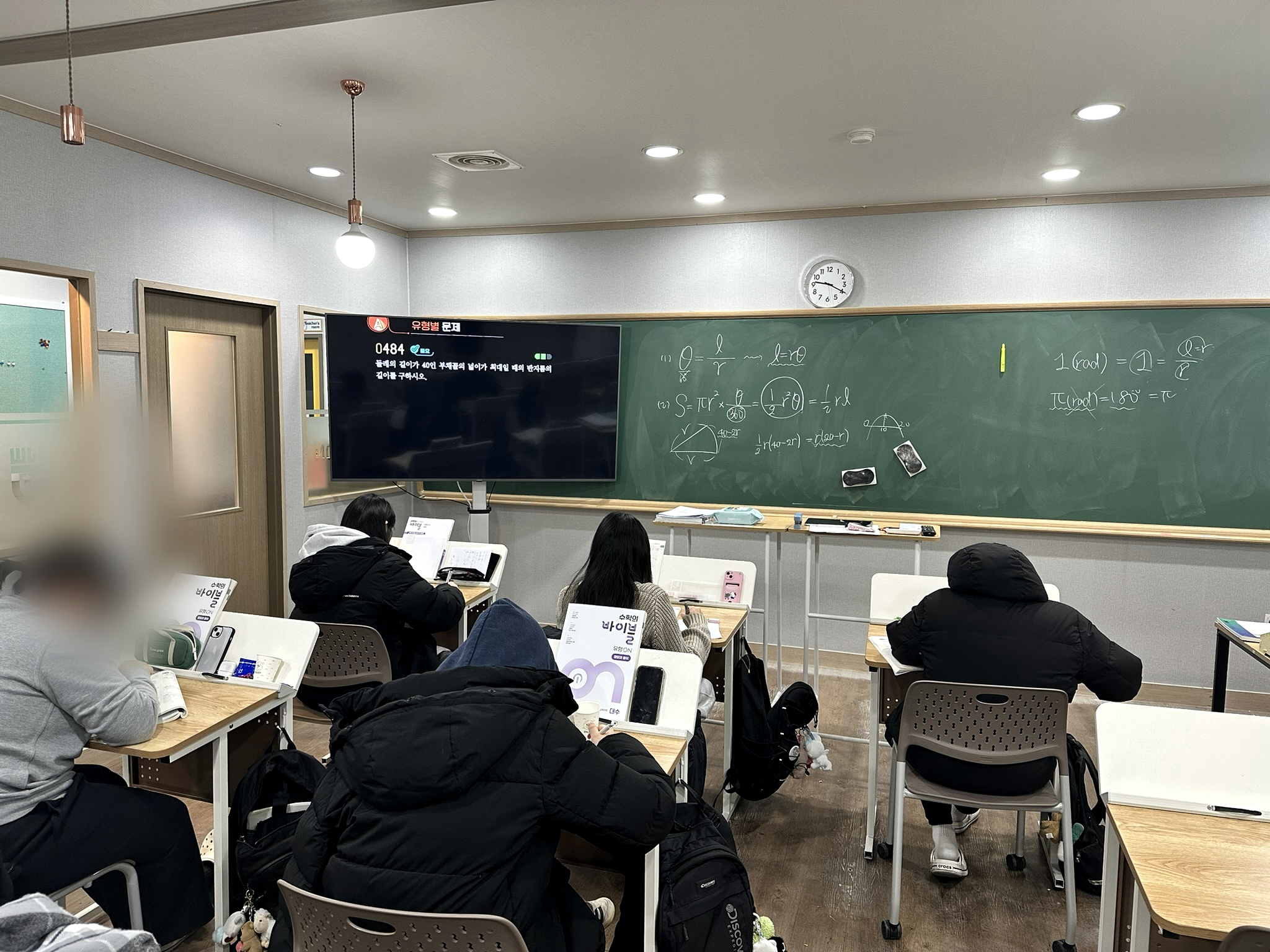 인재원 시지 입시관의 실제 고등부 수업 교실 전경